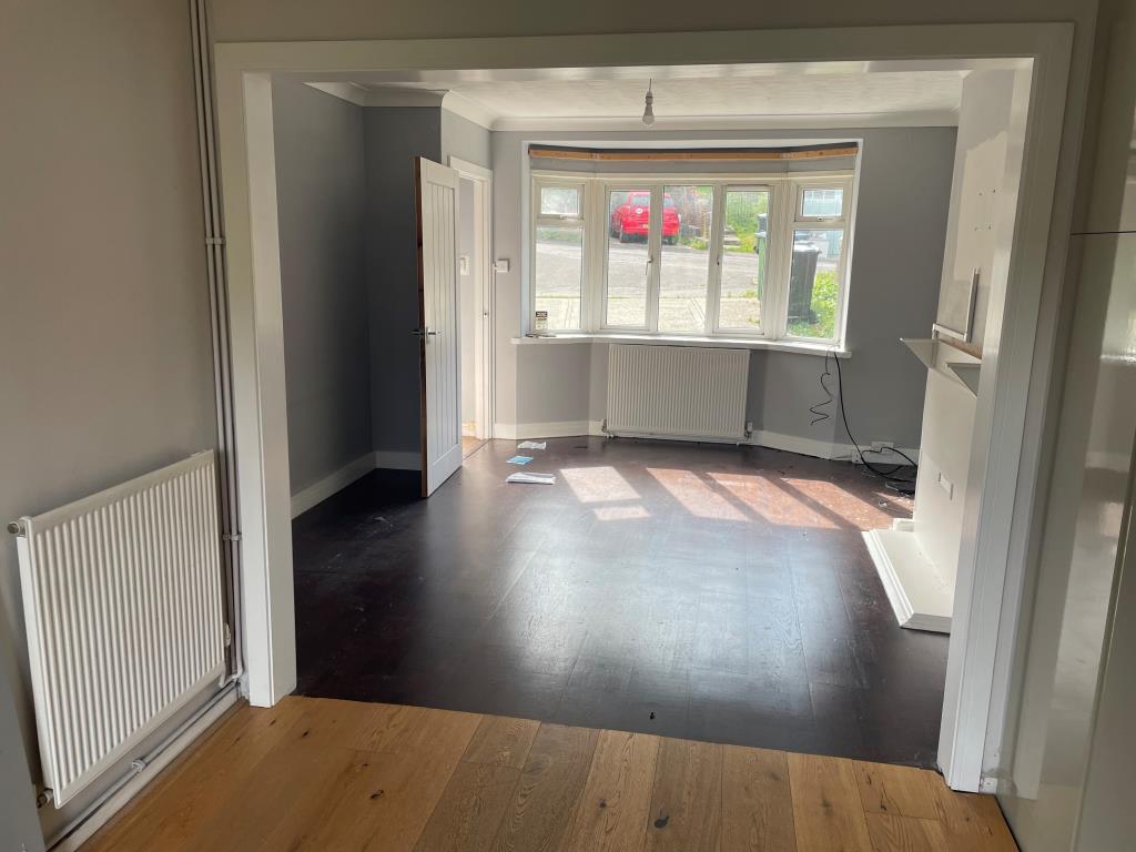 Lot: 65 - SEMI-DETACHED HOUSE WITH GARDEN AND DRIVEWAY - View of living room from rear
